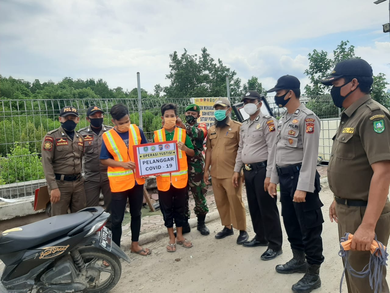 Camat Rupat, Khairunazri,S.STP, MPA Memantau Operasi Yustisi Penegakan Protokol Kesehatan di Pelabuhan Roro Tanjung Kapal.