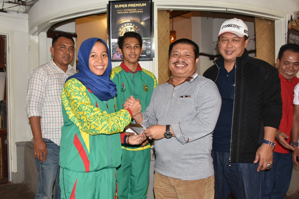 Bupati Amril Mukminin secara simbolis menyerahkan bantuan uang saku kepada atlet-atlet asal Kabupaten Bengkalis yang tergabung dalam kontingen Riau pada PON XIX Jabar di Bandung