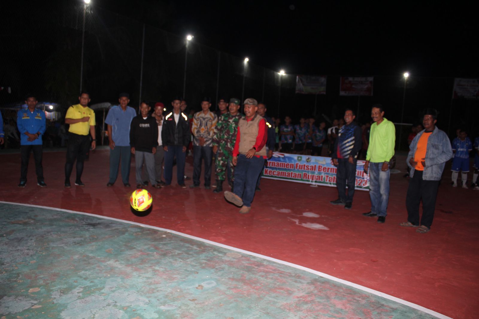 Camat Rupat Buka Secara Resmi Turnamen Futsal Bermasa Cup II Kecamatan Rupat