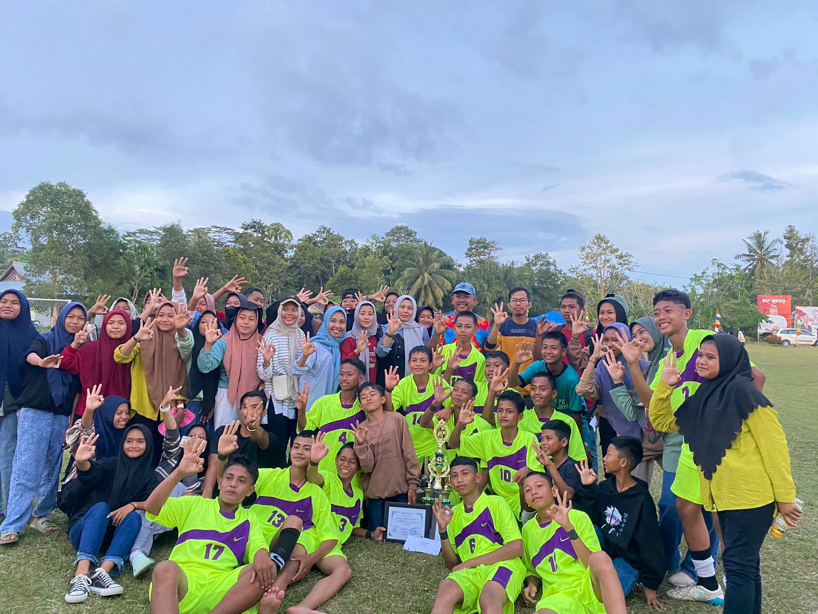 Camat Rupat Resmi Tutup Turnamen Sepak Bola u-14 Bermasa di Desa Makeruh