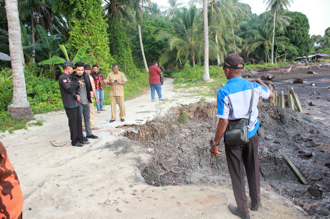 Camat Rupat Melakukan Peninjauan Abrasi di Teluk Tungku Desa Darul Aman