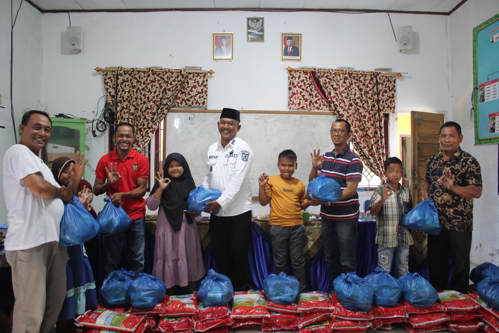 Penyerahan Bantuan Sembako Anak Terlantar Tahap Ke-2 di Kecamatan Rupat