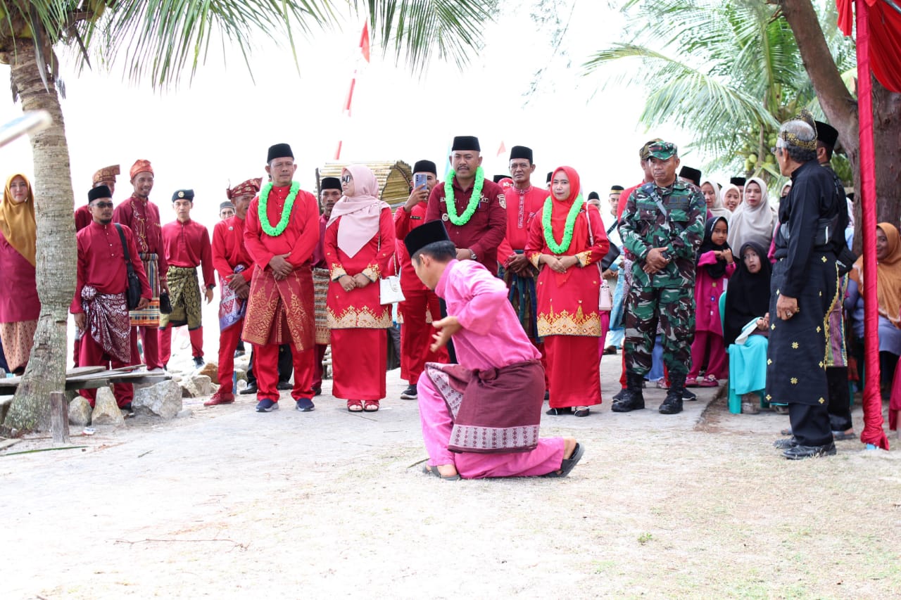 Camat Rupat Resmi Buka Festival Pesta Pantai dan Permainan Rakyat dI Desa Makeruh Kecamatan Rupat