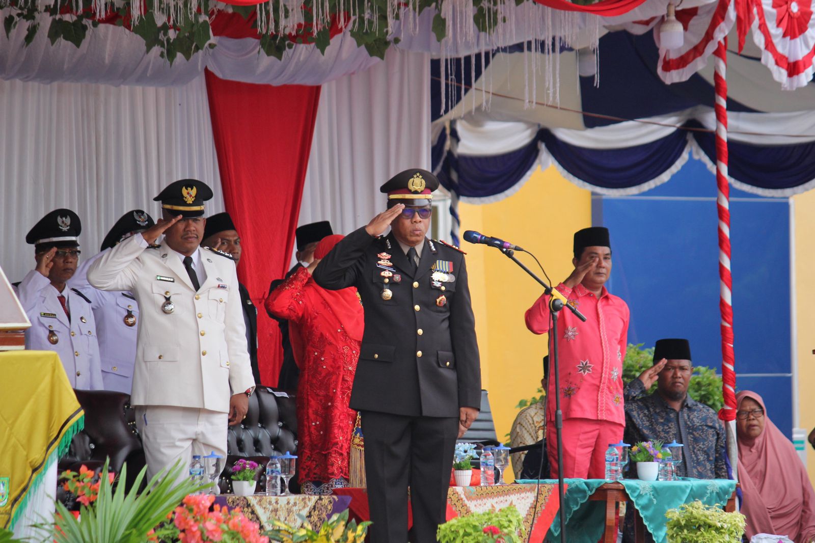 Kapolsek Rupat Pimpin Upacara Penurunan Bendera Merah Putih Sebagai Penutup Rangkaian Peringatan HUT Ke-79 Kemerdekaan Republik Indonesia Tahun 2024 di Kecamatan Rupat