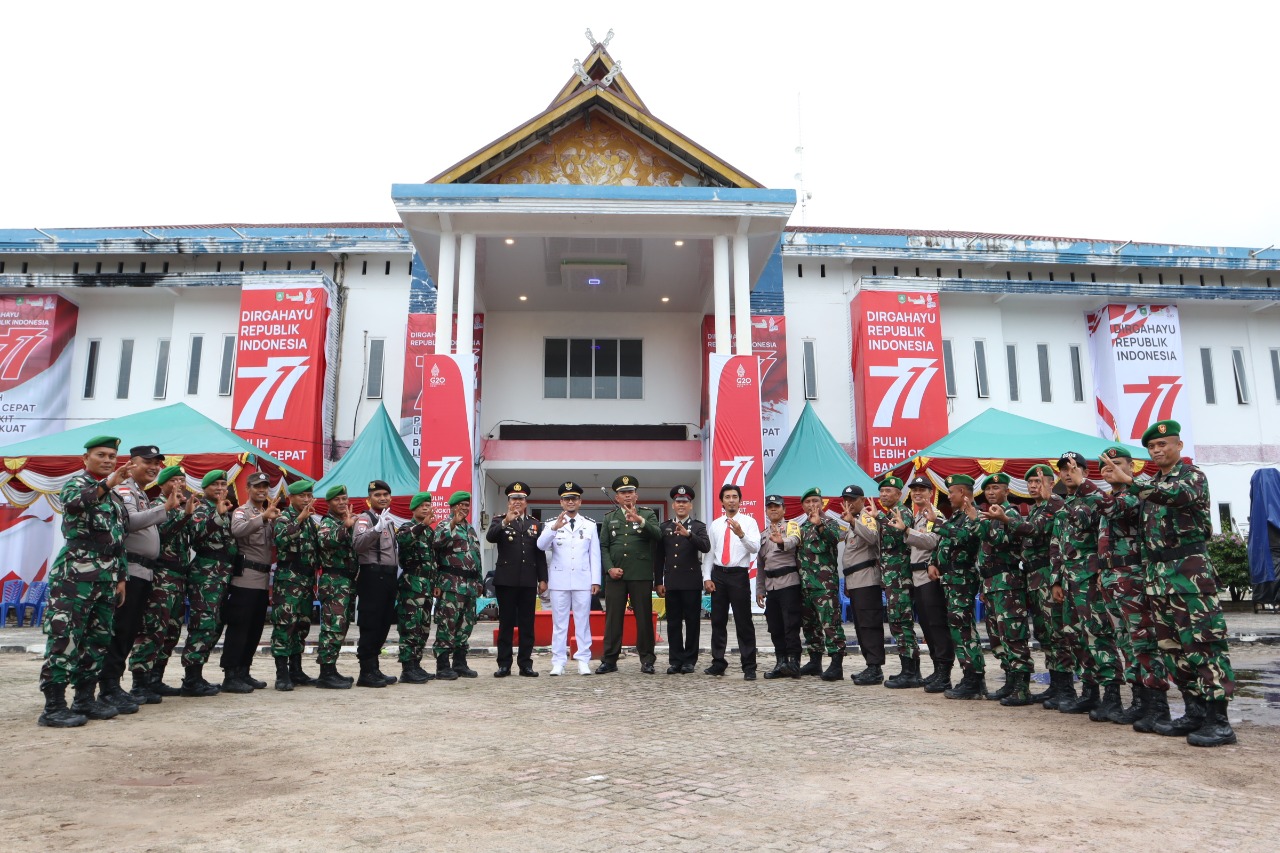 Foto Bersama Usai Penurunan Bendera Merah Putih