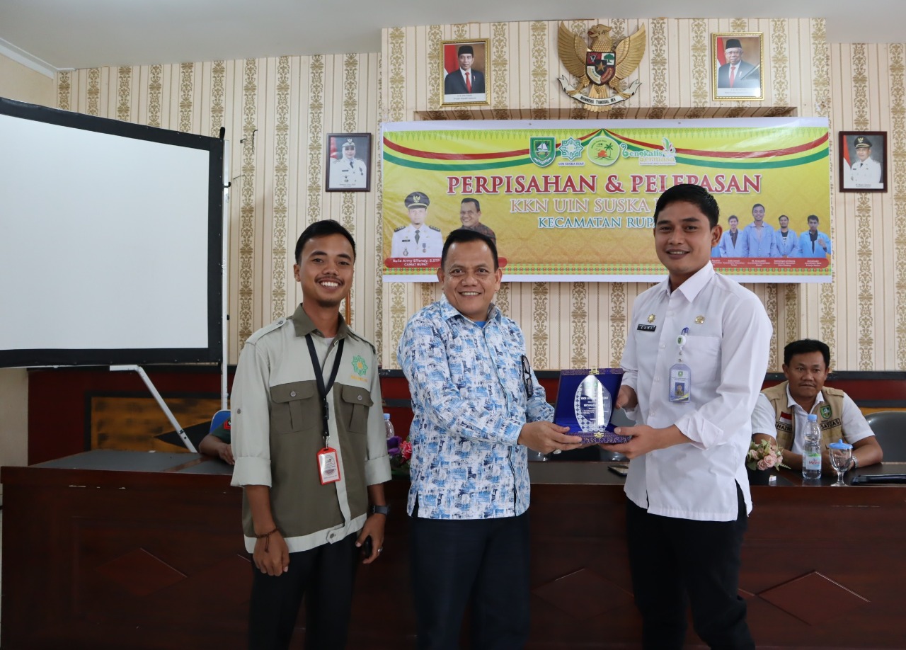 Penyerahan Plakat KKN UIN Suska Oleh DPL DR- Muslim, M-Ag kepada Sekcam Rupat M- Zaki Nashrul Haq, S-STP